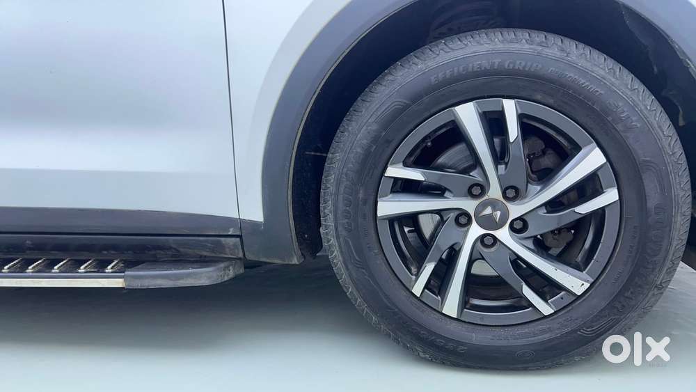 Mahindra Xuv700 2.0 Ax 5 Petrol Mt 7 Str, 2022, Petrol