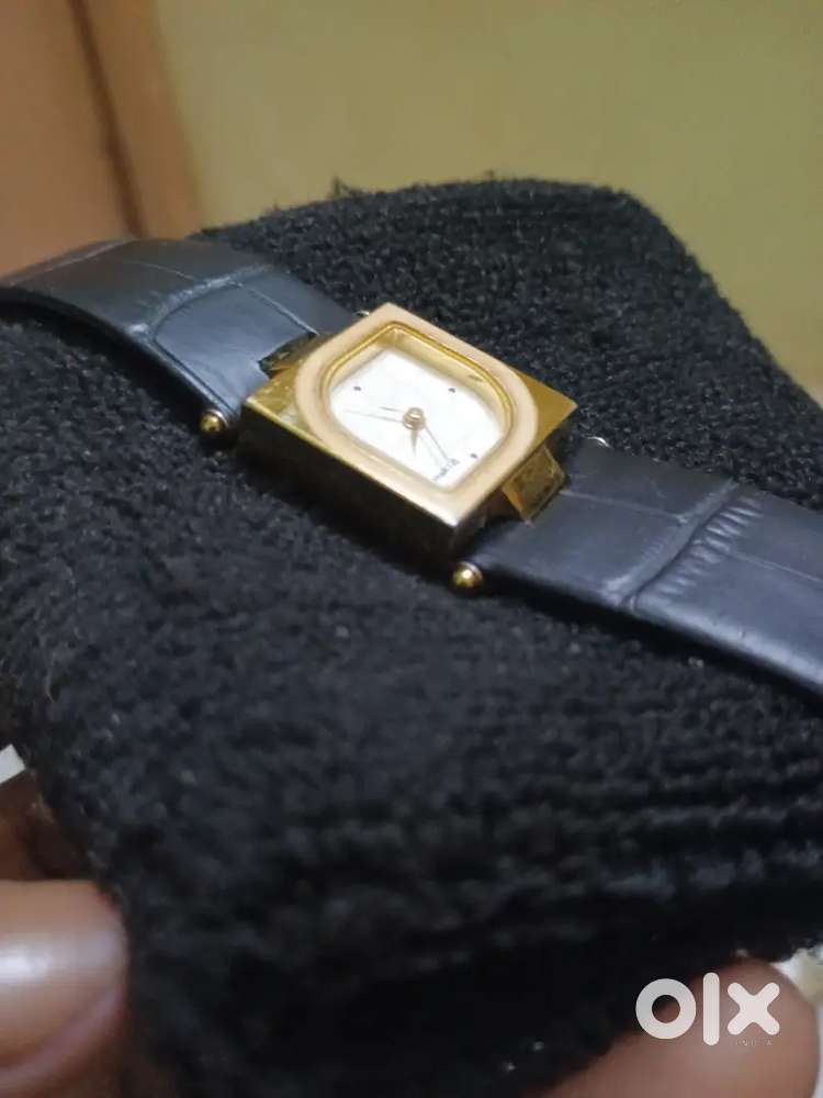 Sonata yuva gold deals analog watch