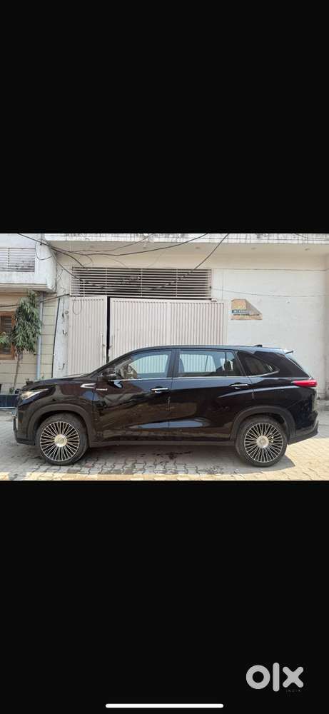 Toyota Innova Hycross 2023
