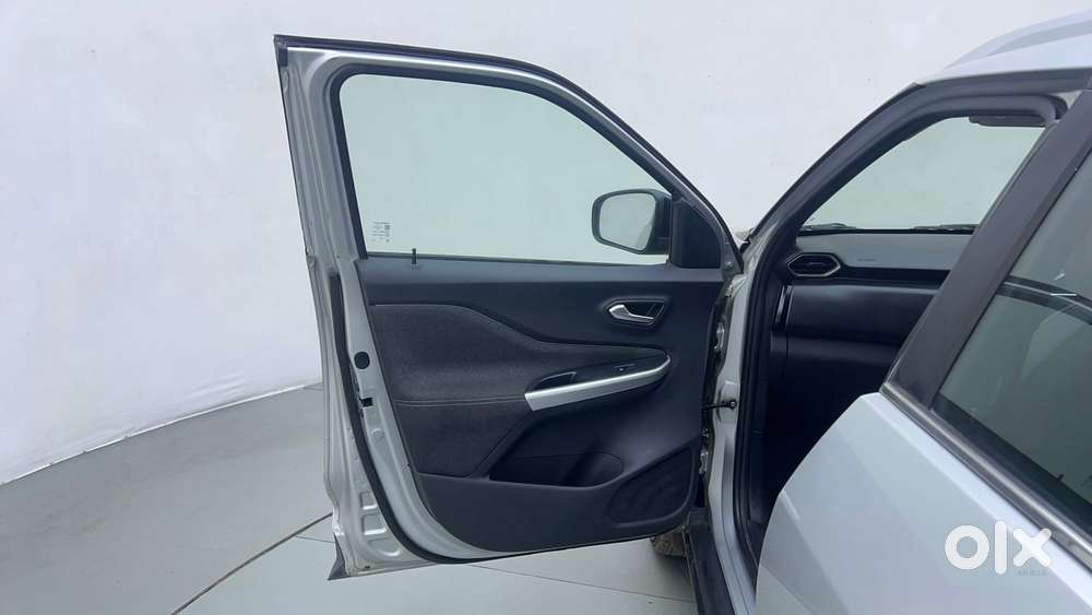 Nissan Magnite 1.0 Xv Premium, 2022, Petrol