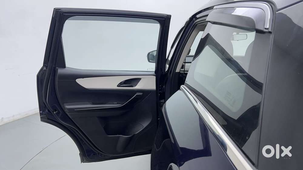 Mahindra Xuv700 2.2 Ax 5 Diesel At 7 Str, 2022, Diesel