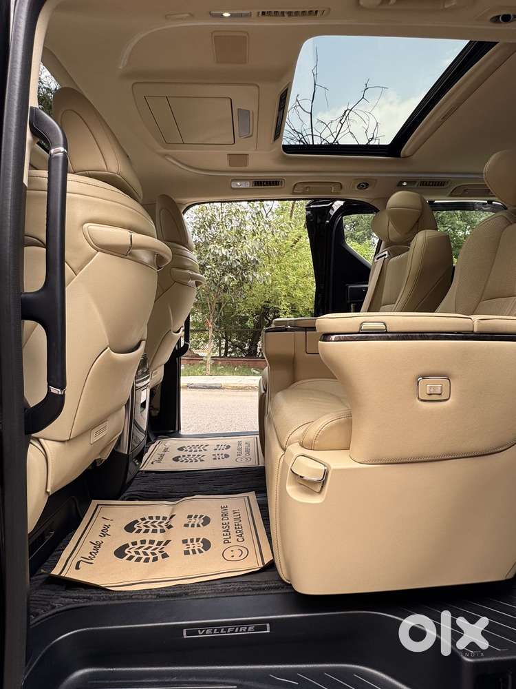 Toyota Vellfire 2.5 Executive Lounge, 2023, Cng & Hybrids