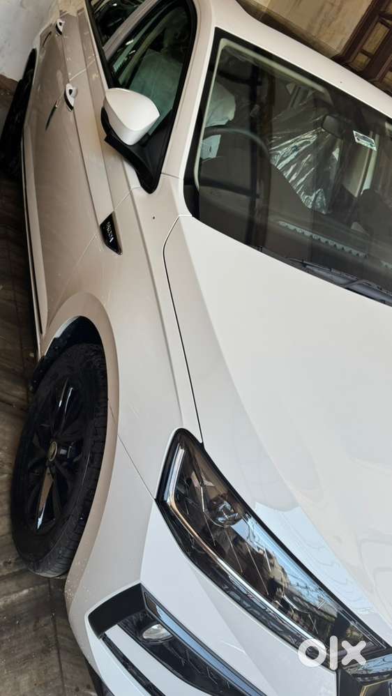 Skoda Slavia Sportsline A/t 1.0 Tsi  Candy White Colour