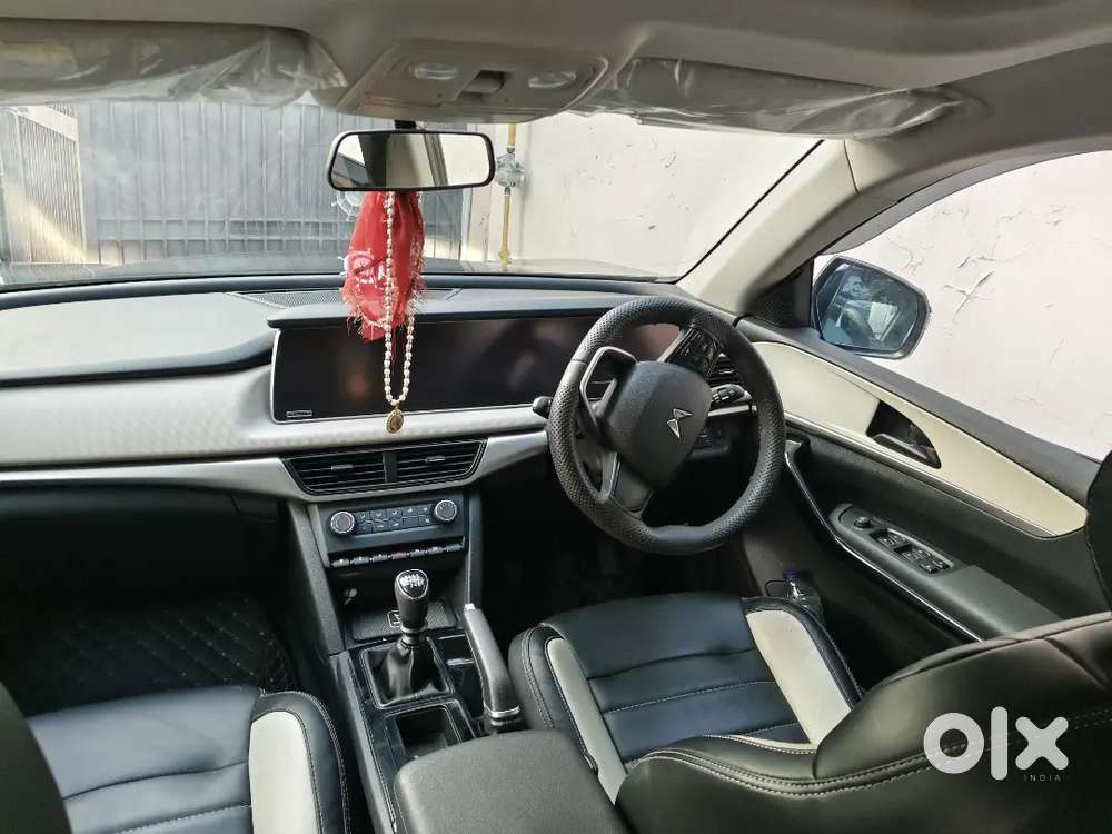 Mahindra Xuv700 2023 Petrol 20000 Km Driven