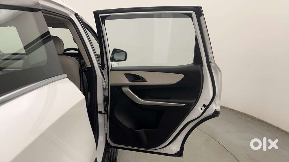 Mahindra Xuv700 2.0 Ax 3 Petrol At 5 Str, 2023, Petrol