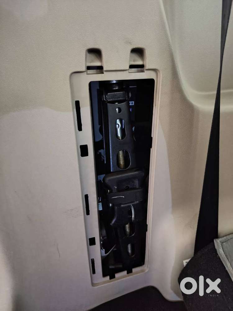 Mahindra Marazzo M6 2019 (pearl White)