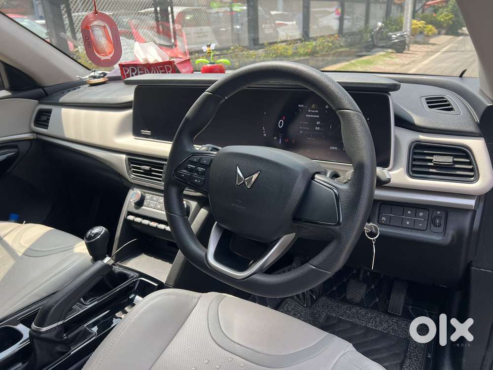 Mahindra Xuv700 2.0 Ax 5 Petrol Mt 7 Str, 2022, Petrol