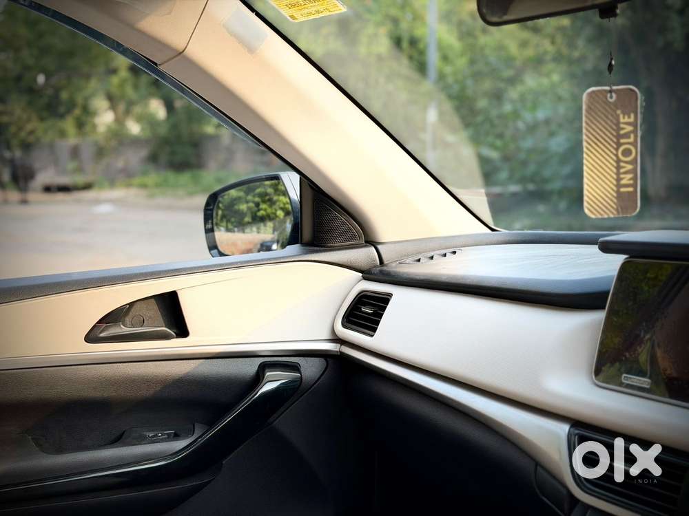 Mahindra Xuv700 2.0 Ax 7 Petrol At Str, 2023, Petrol