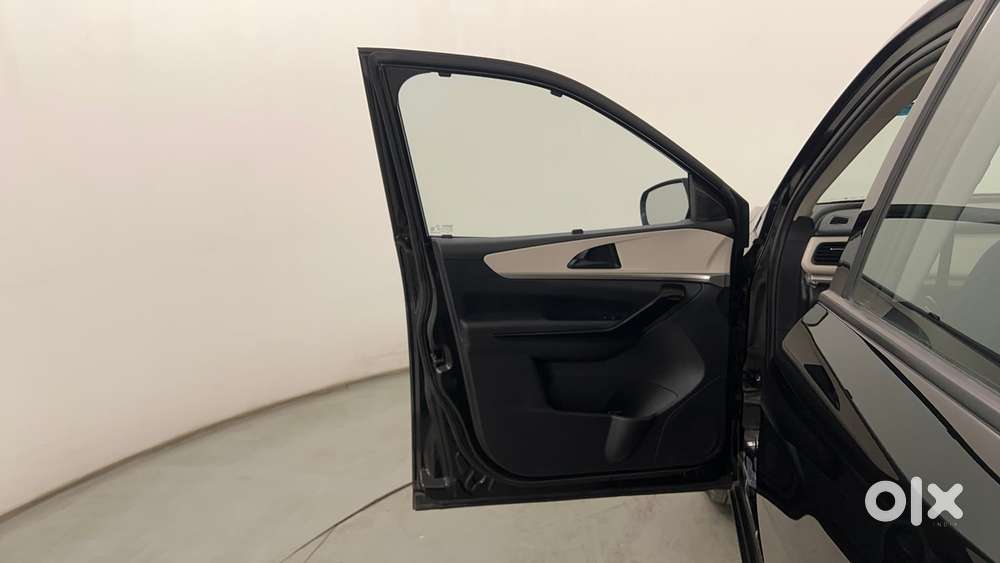 Mahindra Xuv700 2.0 Ax 5 Petrol Mt 7 Str, 2025, Petrol