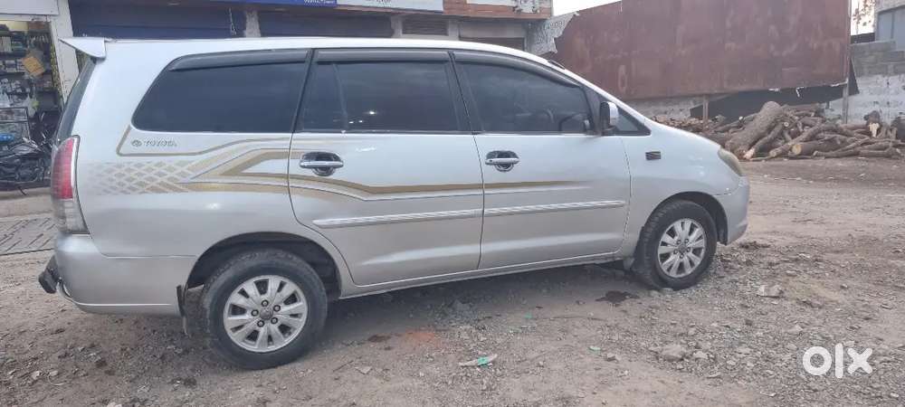 Toyota Innova V 8 Sitter