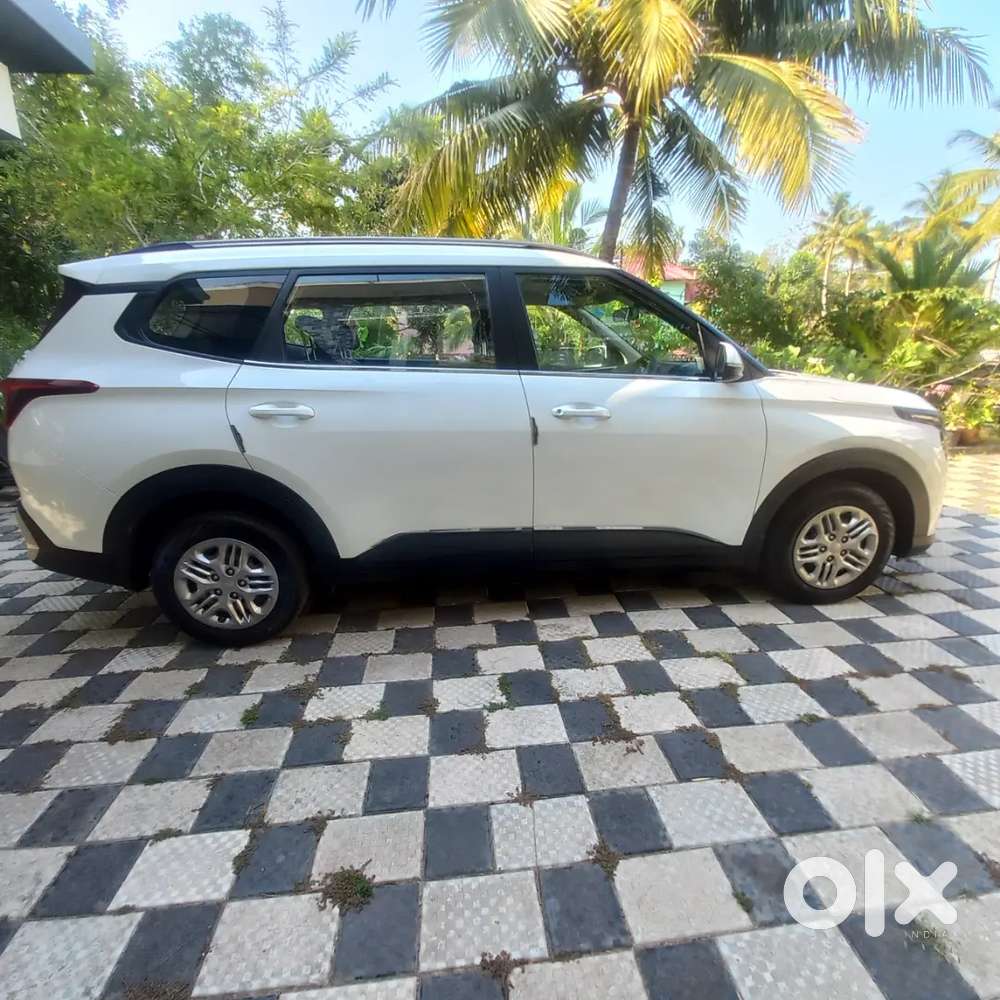 Kia Carens 2022 Petrol 15400 Km Driven Showroom Condition