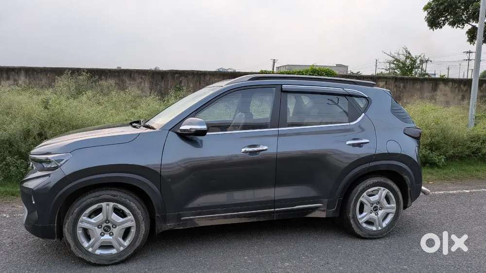 Kia Sonet
Model - 2020 December 
Fuel - Diesel
Sunroof Available