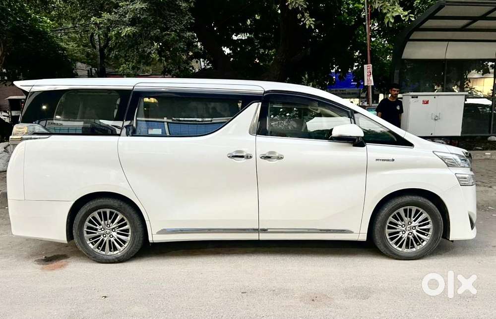 Toyota Vellfire 2.5 Executive Lounge, 2022, Petrol