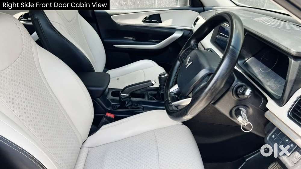 Mahindra Xuv700 Mx Petrol Mt 5 Str (e), 2023, Petrol