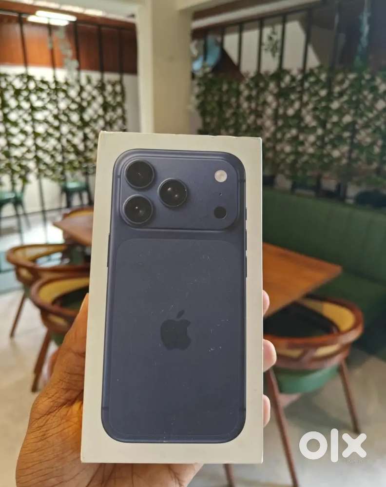 Iphone 17 pro 256 gb only 10 days old , bill box everything available