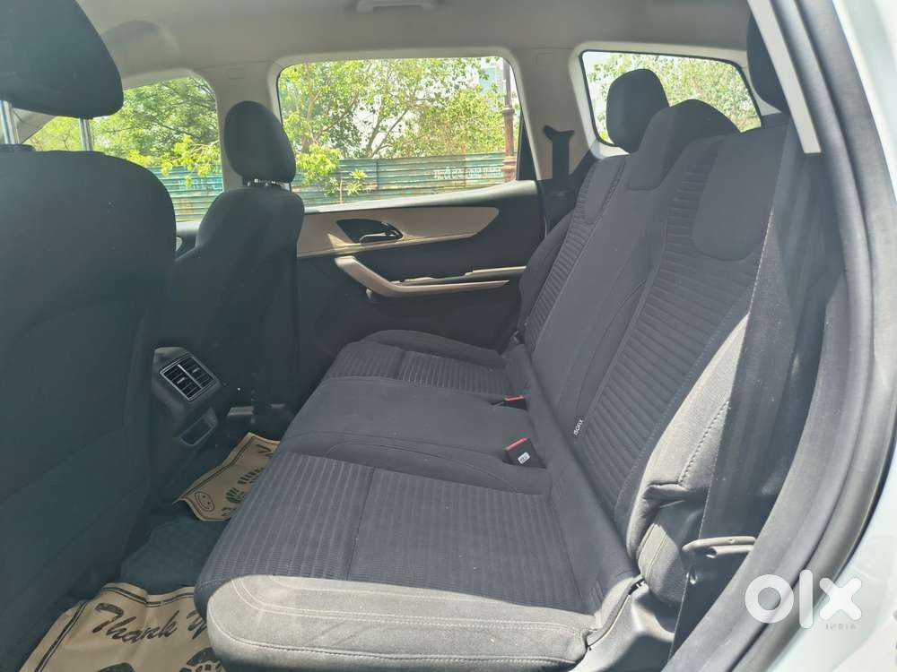 Mahindra Xuv700 Mx Petrol Mt 5 Str (e), 2022, Diesel