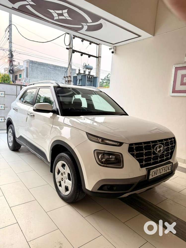 Hyundai Venue 2021 Petrol 67000 Km Driven
