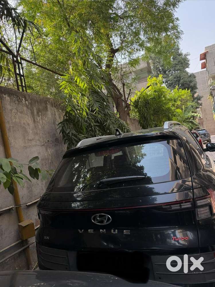 Hyundai Venue 2022 Petrol 25000 Km Driven