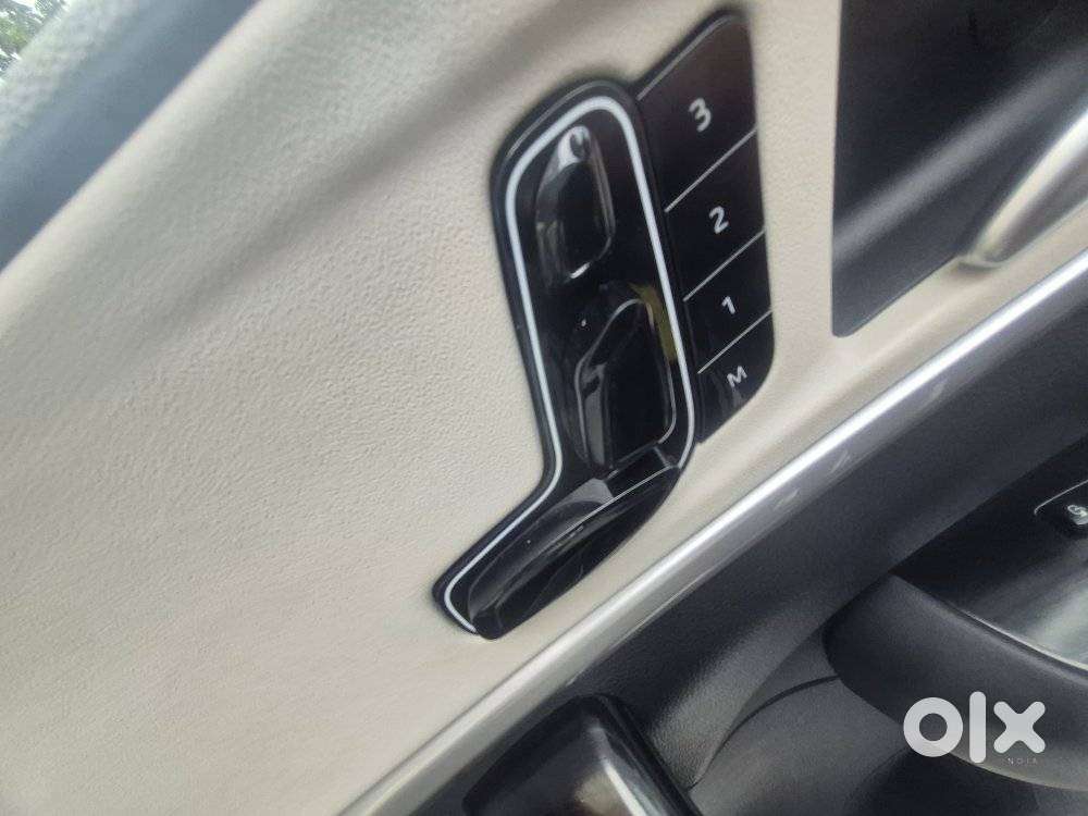 Mahindra Xuv700 2.0 Ax 7 Petrol At Str, 2024, Petrol