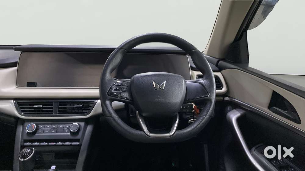 Mahindra Xuv700 2.0 Ax 3 Petrol Mt 5 Str, 2022, Petrol