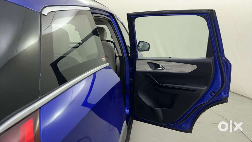 Mahindra Xuv700 2.2 Ax 7 Diesel At Luxury Pack Str, 2021, Diesel