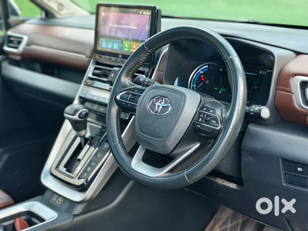 Toyota Innova Hycross, 2025, Petrol