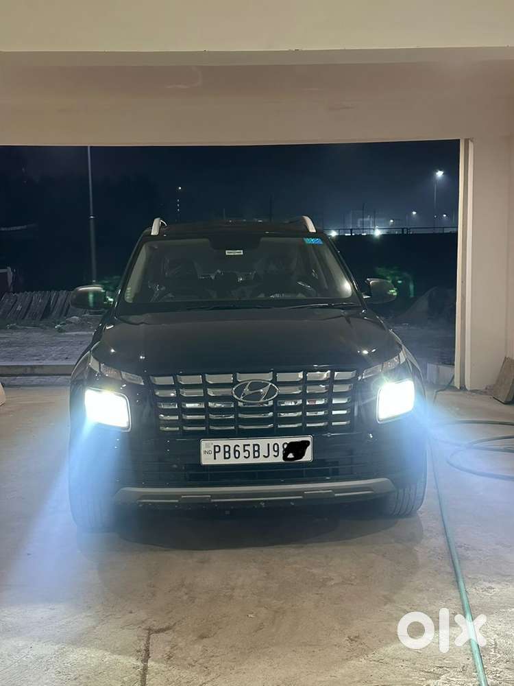 Hyundai Venue 2025 Petrol 15000 Km Driven