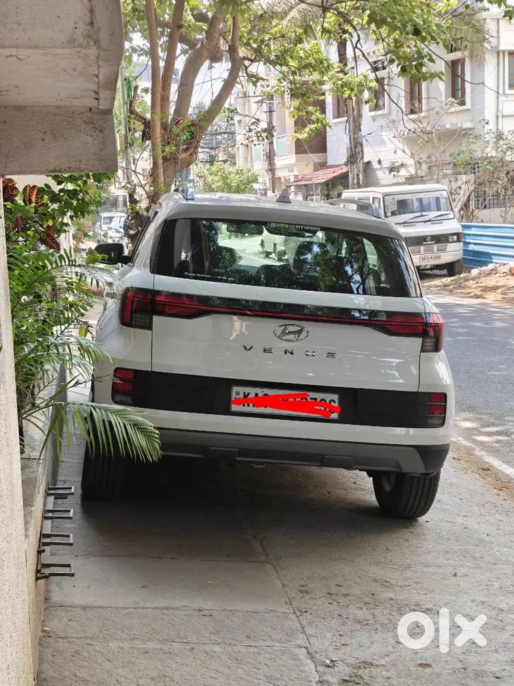 Hyundai Venue 2024 Petrol 6000 Km Driven