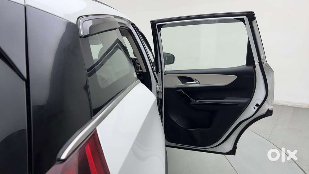Mahindra Xuv700 2.0 Ax 7 Petrol At Luxury Pack Str, 2022, Petrol