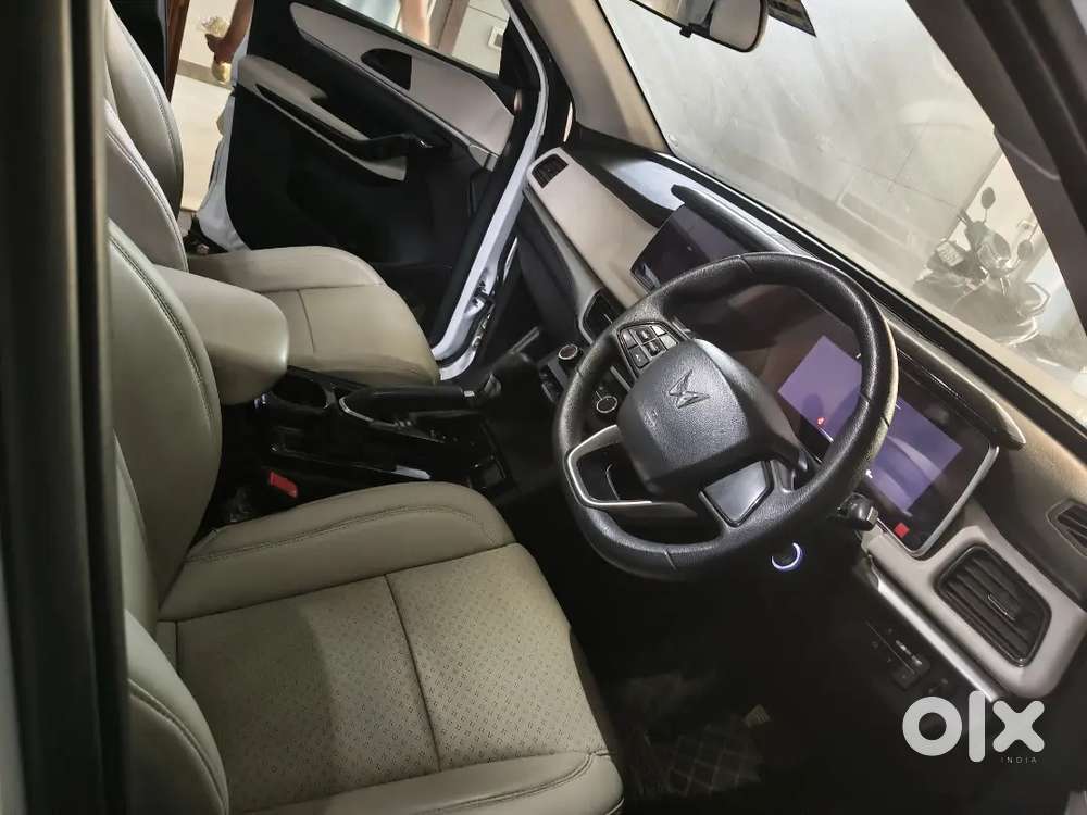Mahindra Xuv700 Ax5 Model 2022 Diesel Automatic Driver 35000