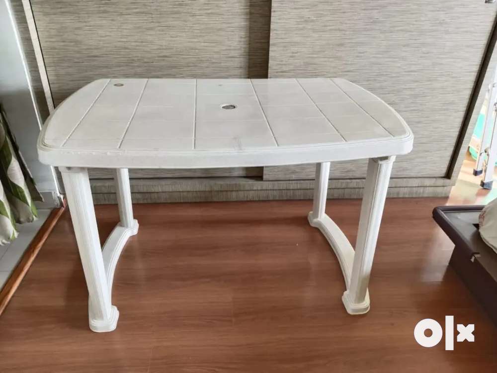 Olx plastic dining discount table