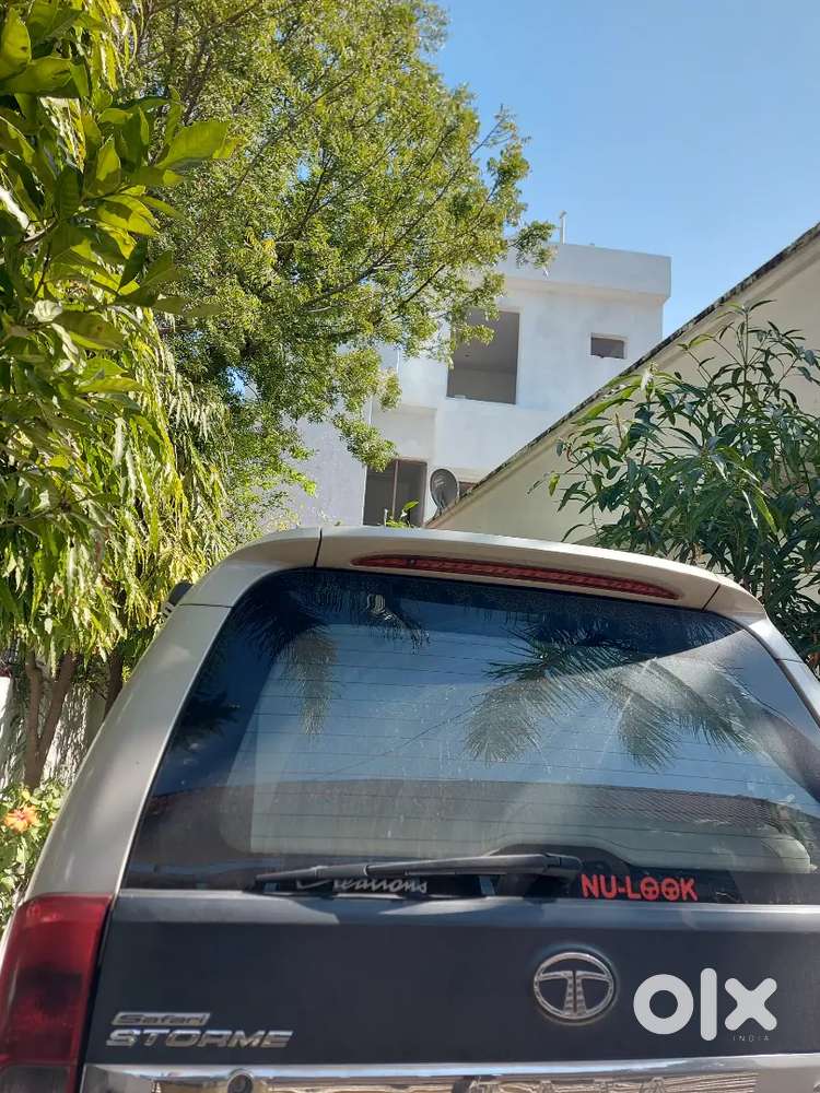 Tata Safari Storme 2015