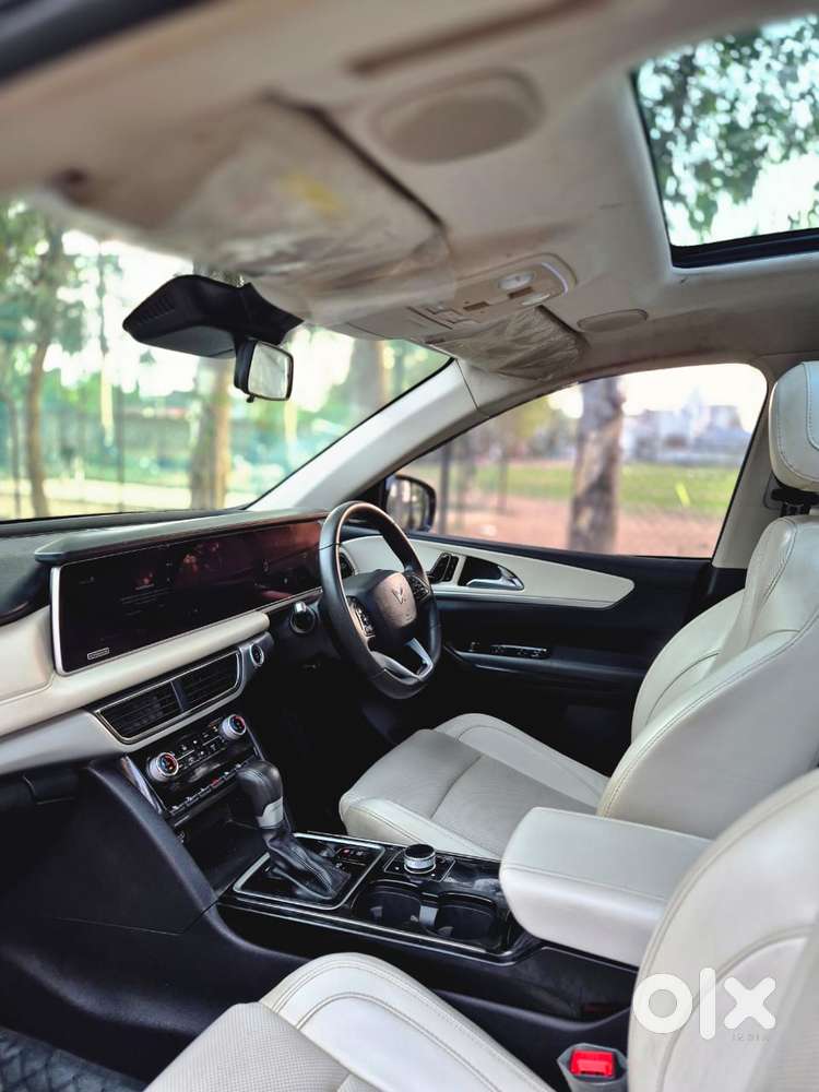 Mahindra Xuv700 2.0 Ax 7 Petrol At Str, 2025, Petrol
