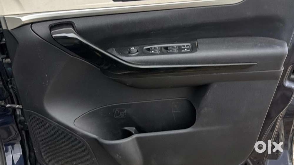 Mahindra Xuv700 2.0 Ax 5 Petrol Mt 7 Str, 2023, Petrol