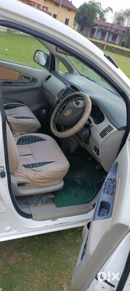 Toyota Innova Crysta, 2011