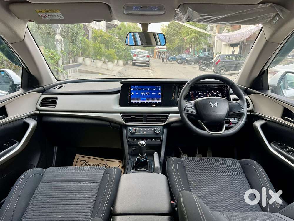 Mahindra Xuv700 2.0 Mx Petrol Mt 5 Str, 2023, Petrol