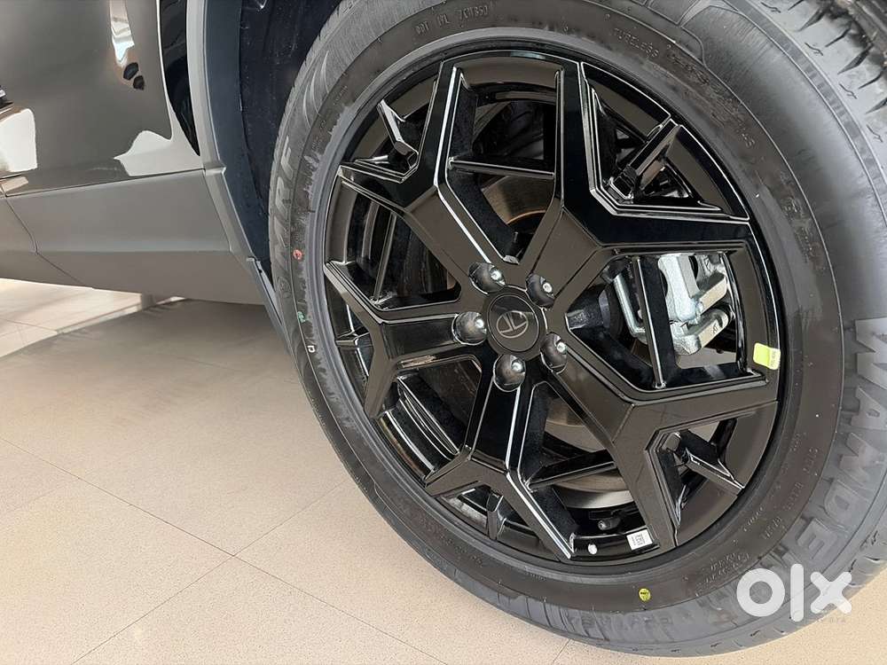Tata Safari Adventure 2026 Dark Edition