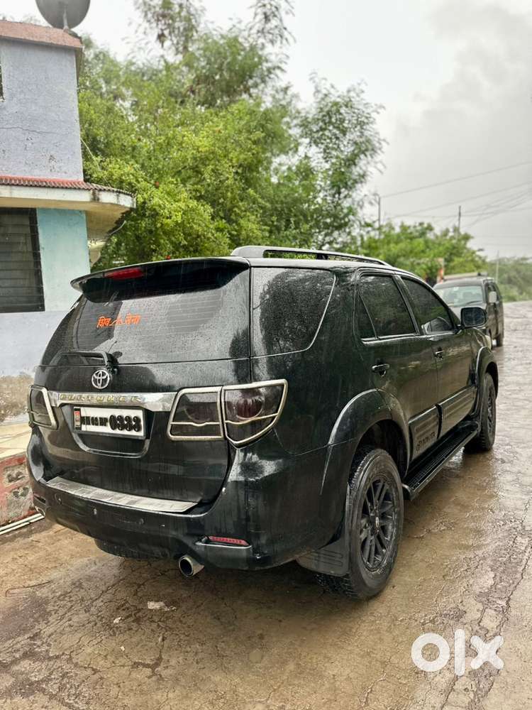 Black Toyota Fortuner 4x4