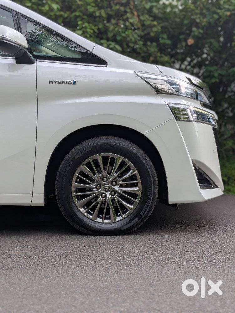 Toyota Vellfire 2.5 Executive Lounge, 2023, Petrol