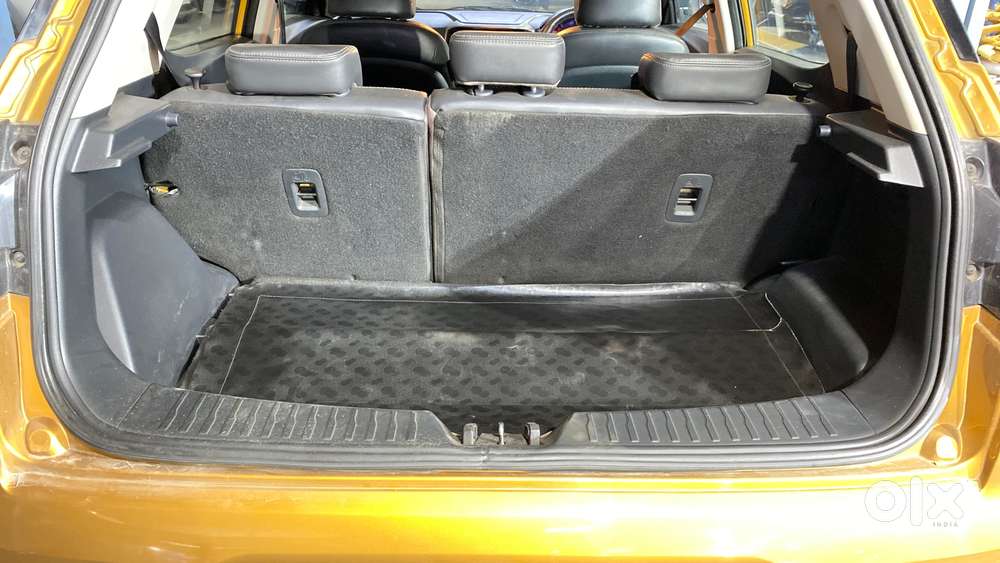 Mahindra Xuv300 W8 Option Dual Tone, 2023, Petrol