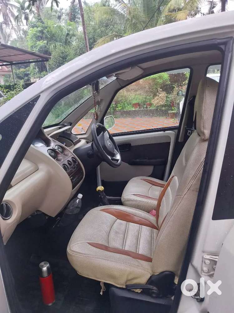 Center Lock. Power Steering Reverse Camera. Neat Condition