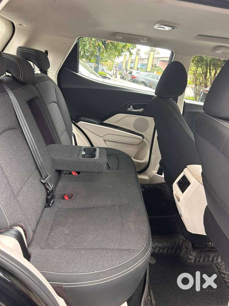 Mahindra Xuv3xo Ax5 Mt 2024