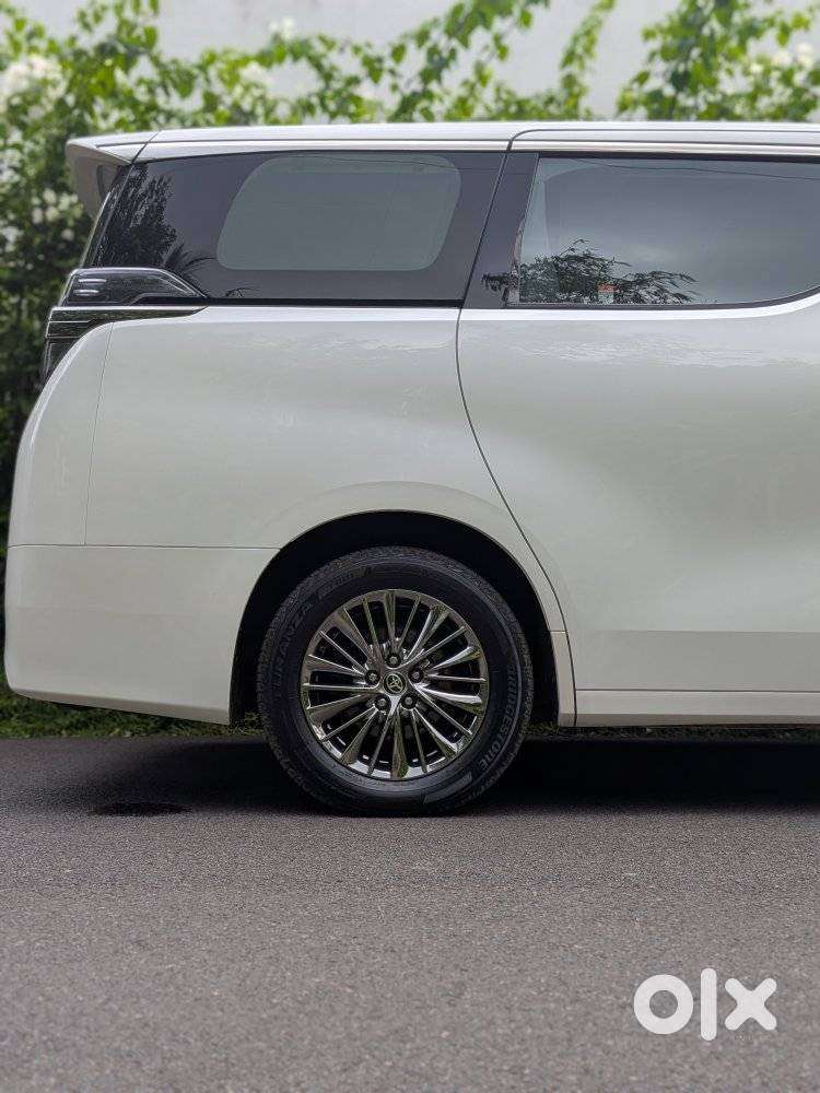 Toyota Vellfire 2.5 Executive Lounge, 2023, Petrol