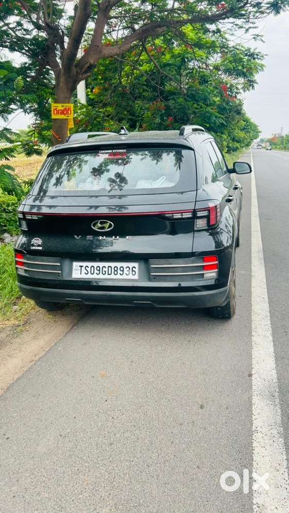 Hyundai Venue 2023 Petrol Good Condition With Sunroof