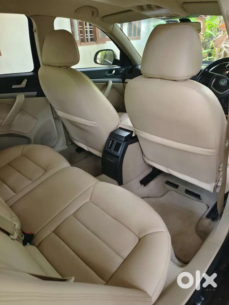 Black Skoda Laura 1.8tsi