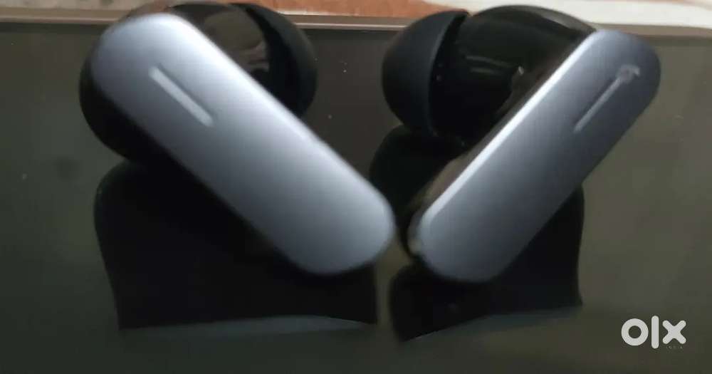 Realme Air Buds 7; Left & Right Earbuds | Charging Case Missing