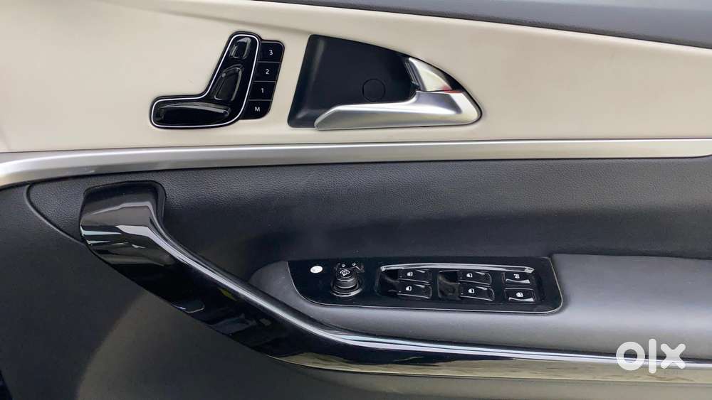 Mahindra Xuv700 2.2 Ax 7 Diesel Mt Luxury Pack Str, 2025, Diesel