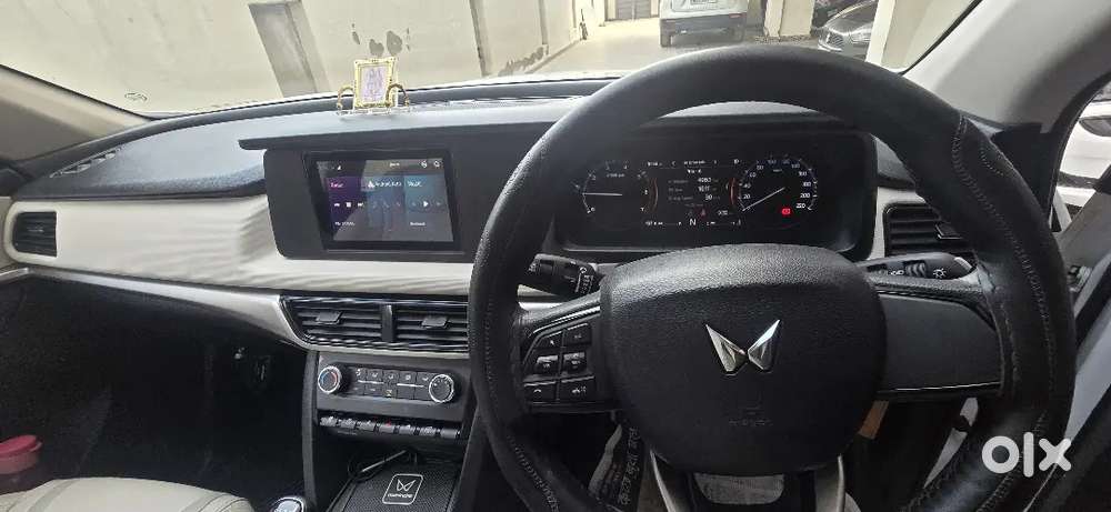 Mahindra Xuv700 Mx Mt 5-seater  1st Owner  27,000 Km  Excellent Con