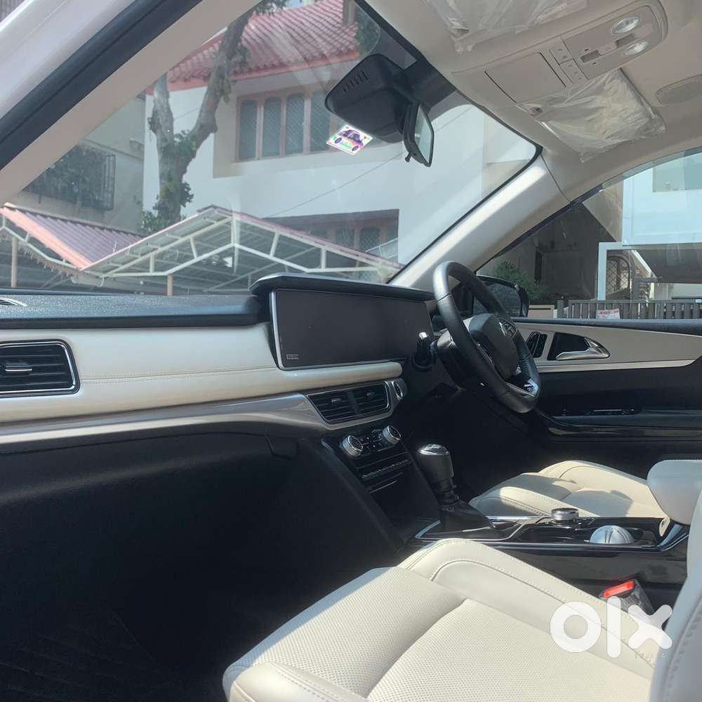 Mahindra Xuv700 2.2 Ax 7 Diesel Mt Luxury Pack Str, 2025, Diesel