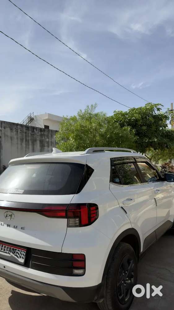 Hyundai Venue 2024 Petrol 15000 Km Driven